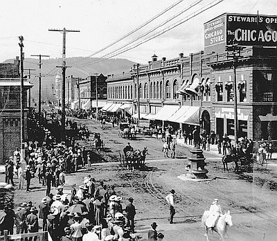 Crowds Line Downtown LaGrande Streets, 1908 // CN 010001